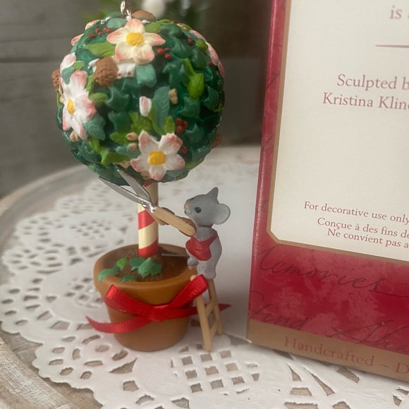 🎄 HALLMARK KEEPSAKE ORNAMENT. “TENDING HER TOPIARY”. DATED 2000. RARE & RETIRED - Picture 8 of 9